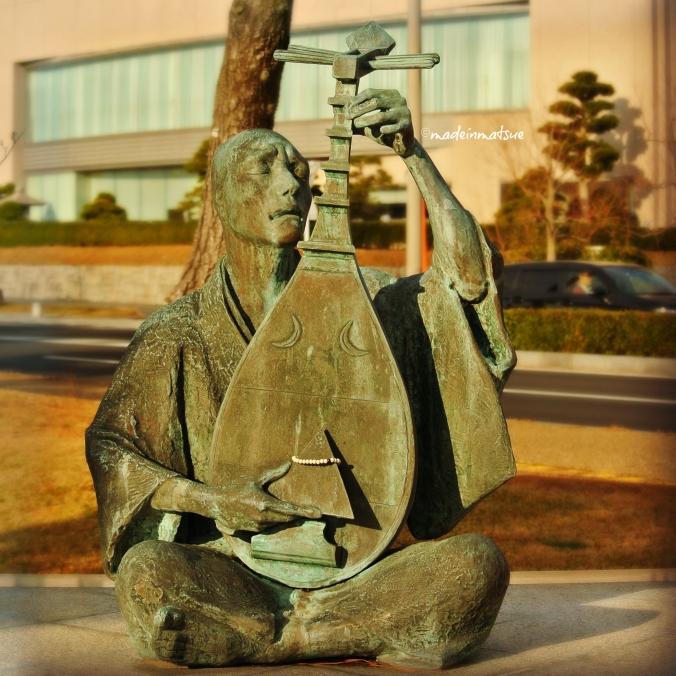 A statue of Hoichi the Earless. Source: madeinmatsue.com