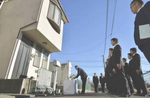 The Setagaya police offering prayers at the Miyazawa home. (Image source/credit here.)